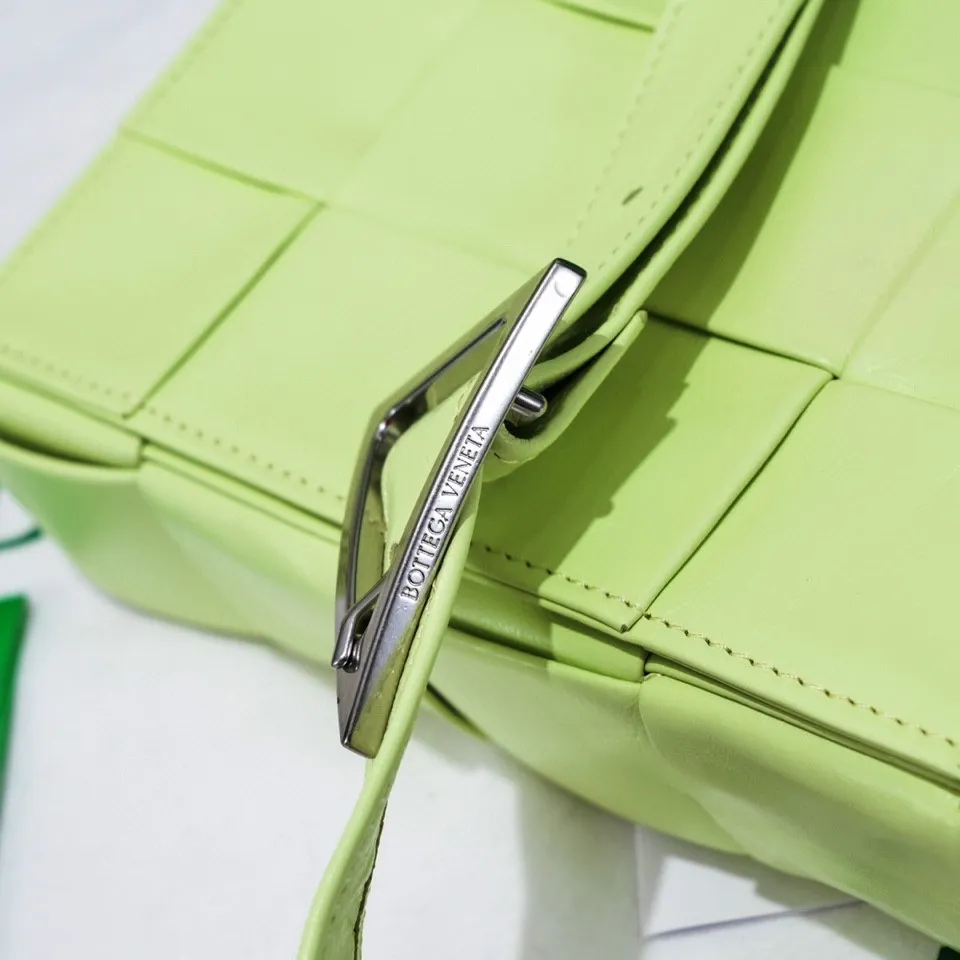 𝒃𝒐𝒕𝒕𝒆𝒈𝒂 𝒗𝒆𝒏𝒆𝒕𝒂-New style𝒄𝒂𝒔𝒔𝒆𝒕𝒕𝒆 The new cassette is really for both men and women 🉑️, the leather surface is changed from lamb to waxed calfskin, the gloss is 💯, the shoulder straps are matched with classic triangle elements, exquisite and fashionable, a street photography artifact (ps: super practical‼️) 🌈Only the highest-end in the market, welcome to compare Size: 23*15*5cm.     Model: 6687# oil wax leather